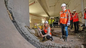 Durchbruch zum alten Tunnel in 17 Meter Tiefe