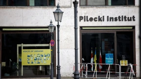 Doppelbödig am Pariser Platz