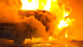 Mann verbrennt nach Unfall – Lastwagen mit Gerüstteilen gestohlen