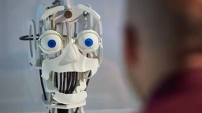 Wenn der Roboter den Schlips auswählt