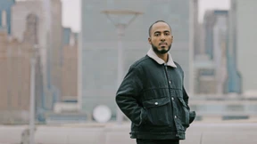 Ein schwarzer Mann, der linken Antirassismus kritisiert