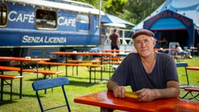 Spaß im Zelt am Fluss