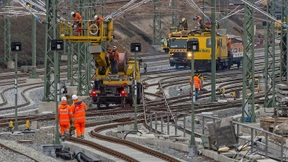 Jugendlicher erleidet Schlag beim Klettern auf Strommast