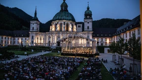 Volksfest für konzentriertes Hören