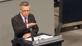 De Maizière verteidigt seine Haltung in der Flüchtlingskrise