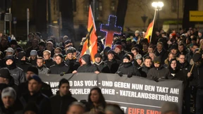 Pegida-Anhänger gehen auf Flüchtlinge los