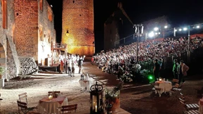 Aus für Theater vor der großen Tribüne in der Münzenburg