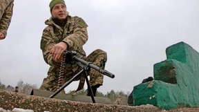 Ein Boxweltmeister mit Maschinengewehr