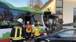 Bus steckt nach Unfall weiter in Wohnhaus in Castrop-Rauxel