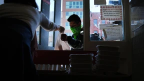 Eine Rezession mit tiefen Narben droht