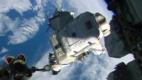 Astronaut Gerst steigt zum Außeneinsatz aus