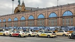 Falsche Fassaden und echter Asphalt für den Bahnhofsvorplatz