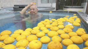 Eine Zitrusfrucht zum Reinknien