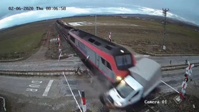 Güterzug fährt in Lastwagen 