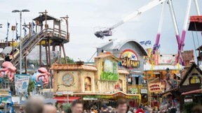 Teil von Kirmes-Gondel fällt auf Besucher