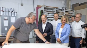 Wie der Bundeskanzler in die Schreinerei kommt