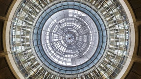 Frauen durch die Decke