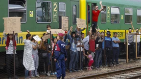 500 Flüchtlinge verweigern Fahrt in Lager, zweiter Zug gestoppt