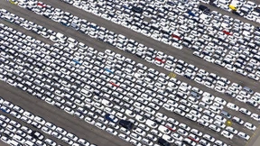 Automarkt bricht rund um die Welt ein