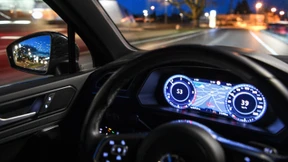 Mann lässt Auto autonom fahren und setzt sich auf Rückbank