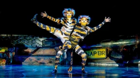 Schnurren, schmusen, schnuppern, strecken