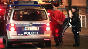 Rocker greifen Polizei mit Bengalos an