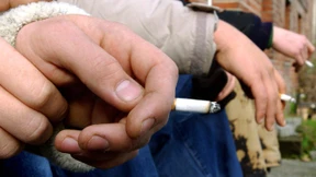 Die Zahl der jungen Raucher hat sich fast halbiert