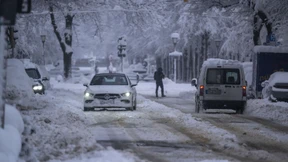 Heftiger Schneefall legt Bahn- und Flugverkehr lahm