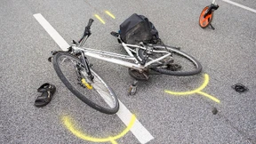 Zwei Fahrradfahrer prallen zusammen, einer stirbt