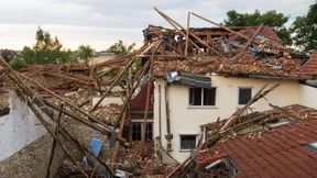 Umgestürzte Bäume, Blitze und ein Tornado 
