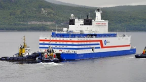 Schwimmendes Kernkraftwerk erreicht Ziel