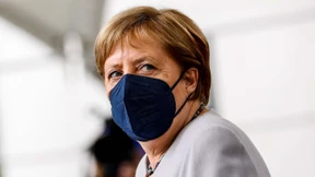 Merkel blickt besorgt auf EM-Spiele in London