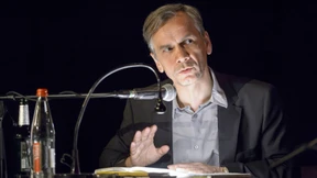 Kapitän auf der Scheinbrücke