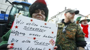 Rosenmontagszug mit Polizeischutz nach Rassismusvorwürfen