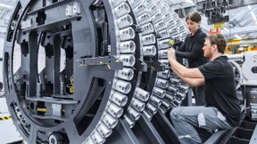 Mensch und Maschine - Fräsen im Blitztempo