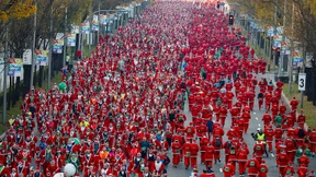 Tausende Weihnachtsmänner laufen für den guten Zweck