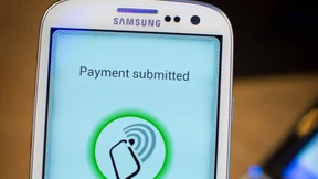 Einkaufswelt mit Smartphone und Facebook