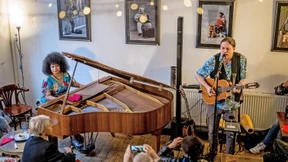 Die kleine Bar am Ende der Straße