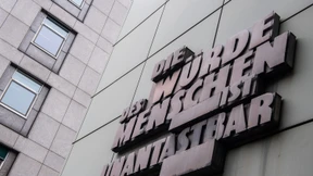 Die Hose noch halb offen