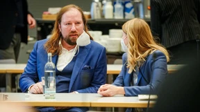 Erst die Person, dann das Land?