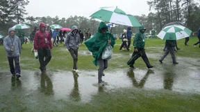 Starkregen treibt die Profis vom Grün