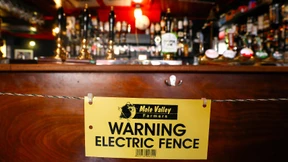 Pub-Besitzer stellt Elektrozaun vor die Bar