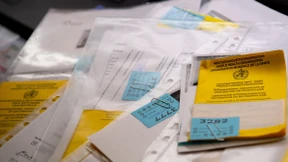 Wer fälscht, der fliegt