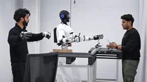Der Ingenieur, der aus der Maschine kommt