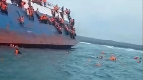 Fähre kippt um und läuft auf Grund