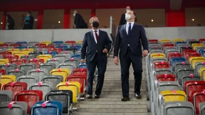 Glänzen an der Seite des Ministers