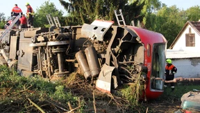 13 Verletzte bei Unfall an Bahnübergang