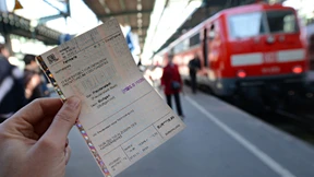 Mehrheit der Deutschen lehnt Ende der klassischen Bahn-Fahrkarte ab