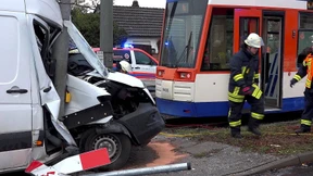 Unfall von Straßenbahn mit Kleintransporter