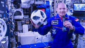 Astronaut Gerst schließt Fußballwette im All ab